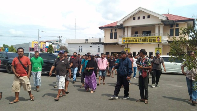 Warga KKST mendatangi Polresta Sorong Kota tuntut pelaku pembakaran segera ditangkap, foto: Yanti/BalleoNEWS