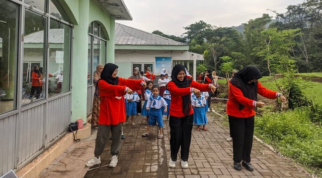 Dokumentasi Senam Sehat Bersama Siswa-Siswi Taman Kanak-Kanak Al-Waton dan SD Muhammadiyah 6 Al-Waton