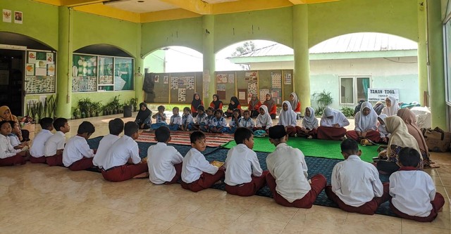 Dokumentasi Pendampingan Belajar Bersama Siswa-Siswi Taman Kanak-Kanak Al-Waton dan SD Muhammadiyah 6 Al-Waton