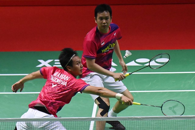 Pebulu tangkis ganda putra Indonesia Mohammad Ahsan (depan) didampingi rekannya Hendra Setiawan mengembalikan kok ke arah pebulu tangkis ganda putra Jepang Taichi Saito dan Akira Koga pada babak 32 besar turnamen Daihatsu Indonesia Masters 2023. Foto: Indrianto Eko Suwarso/Antara Foto