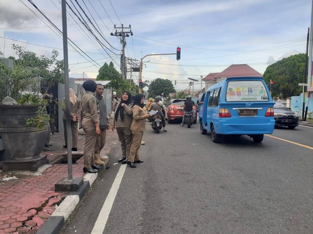 Anggota Satuan Polisi Pamong Praja Kota Ternate, Maluku Utara, melakukan pengawasan di areal traffic light. Foto: Istimewa