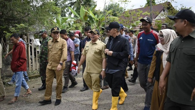 Achmad Marzuki (jaket hitam) meninjau lokasi banjir di Samalanga, Bireuen. Foto: Adpim Aceh