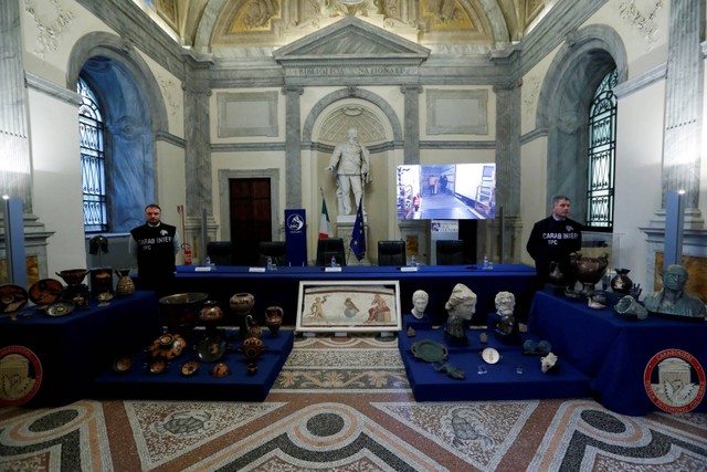 Barang antik senilai sekitar USD 19 juta terlihat setelah dikembalikan ke Italia oleh New York City, di Roma, Italia. Foto: Remo Casilli/REUTERS