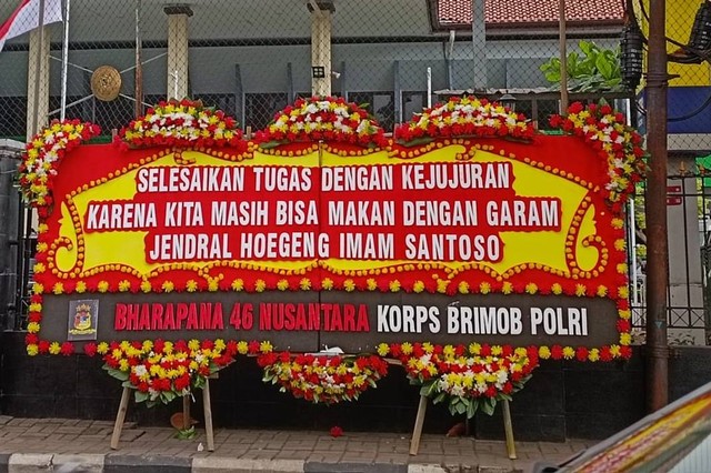 Karangan bunga dari letting Brimob Eliezer terpasang di depan Pengadilan Negeri Jakarta Selatan, Rabu (25/1).  Foto: Hedi/kumparan