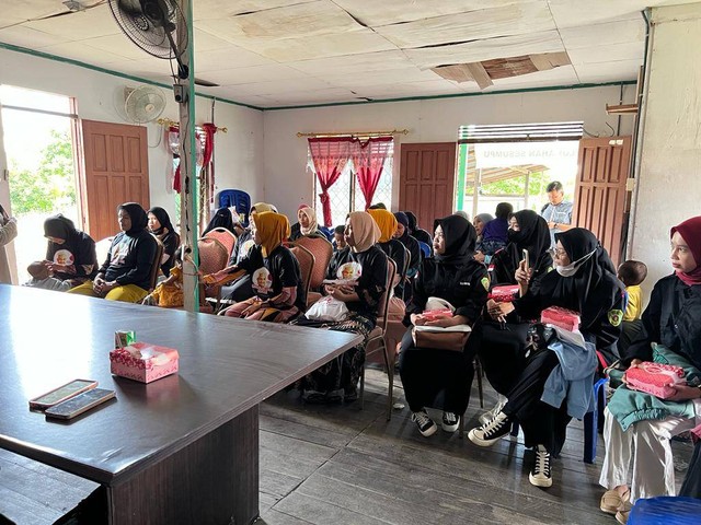 Relawan Ganjar Milenial Center menggelar sosialisasi pencegahan dan pengenalan stunting sejak dini kepada masyarakat Kelurahan Sesumpu, Kecamatan Penajam, Kabupaten Penajam Paser Utara, Kaltim. Foto: Dok. Istimewa