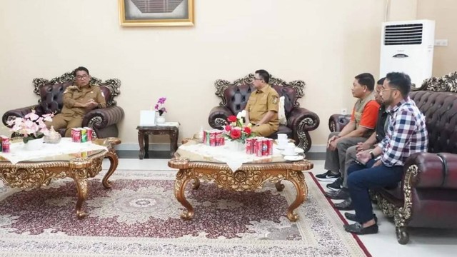 Pertemuan antara Bupati Majene Andi Achmad Syukri Tammalele dengan Penjabat Gubernur Sulbar, Akmal Malik, terkait kejelasan bantuan korban gempa tahap kedua dari pemerintah pusat. Foto: Humas Pemprov Sulbar