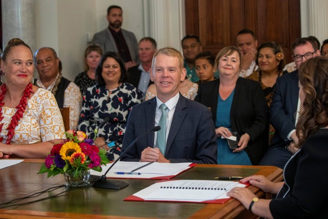 Chris Hipkins (kiri) dilantik sebagai perdana menteri Selandia Baru di Government House di Wellington, Kamis (25/1/2023).  Foto: Mark Mitchell/New Zealand Herald via AP PHOTO