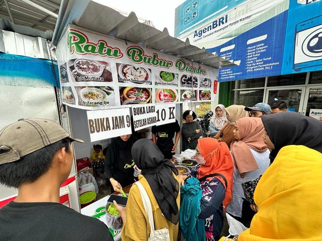 Bubur Sapar, bubur 8 topping yang viral di Lampung, Jumat (20/1/2023) | Foto: Roza Hariqo/Lampung Geh