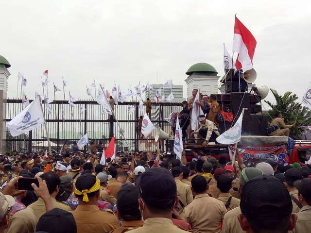 Ratusan massa dari kepala desa dan perangkat desa yang tergabung dalam Persatuan Perangkat Desa Indonesia (PPDI) kembali menggelar unjuk rasa di depan Gedung DPR di Senayan, Jakarta, Rabu (25/1). Foto: Ananta Erlangga/kumparan