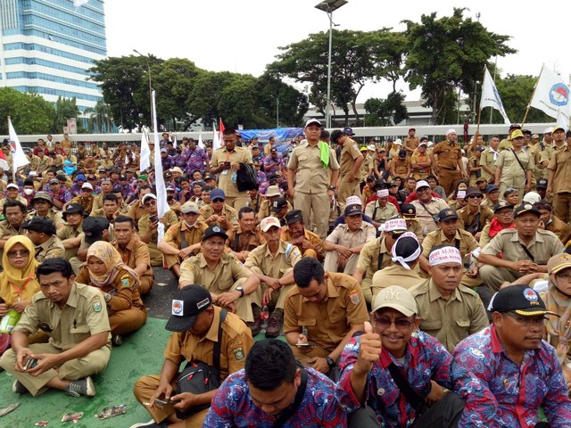 Ratusan massa dari kepala desa dan perangkat desa yang tergabung dalam Persatuan Perangkat Desa Indonesia (PPDI) kembali menggelar unjuk rasa di depan Gedung DPR di Senayan, Jakarta, Rabu (25/1). Foto: Ananta Erlangga/kumparan