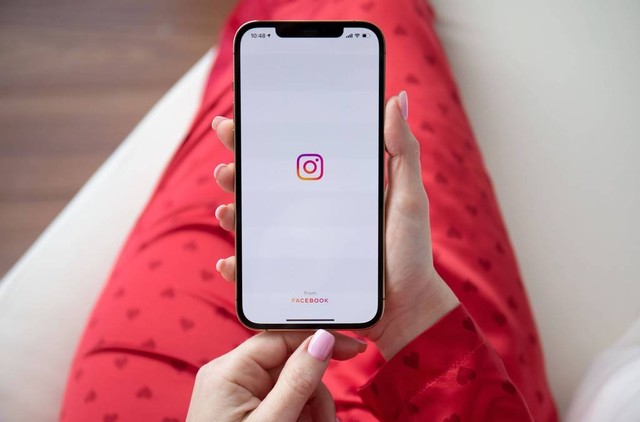 Ilustrasi cara mengatasi repost Instagram tidak ada suara. Foto: Shutterstock.com/DenPhotos