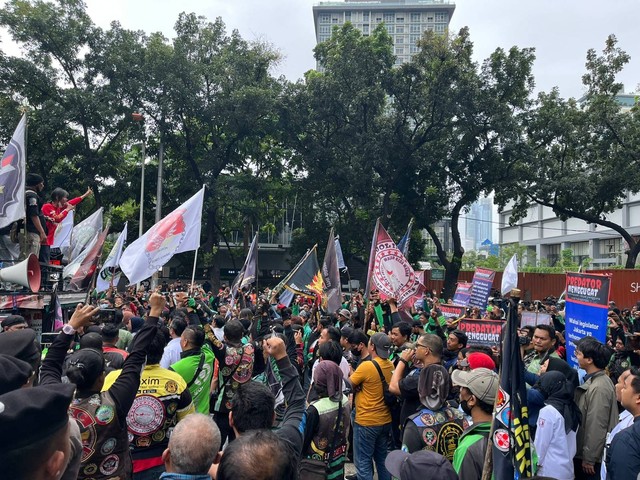 Aksi unjuk rasa tolak ERP di depan Gedung DPRD DKI Jakarta, Rabu (25/1). Foto: Haya Syahira/kumparan