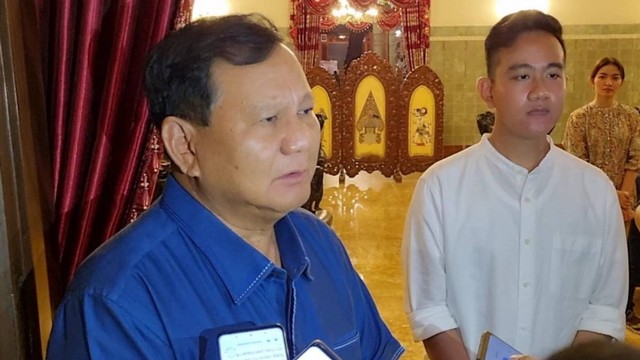 Ketua Umum Partai Gerindra, Prabowo Subianto, usai makan malam bersama Wali Kota Solo, Gibran Rakabuming Raka, Selasa (24/01/2023) malam. FOTO: Fernando Fitusia