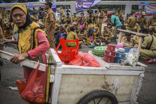 Massa dari Persatuan Perangkat Desa Indonesia (PPDI) melakukan unjuk rasa di depan Gedung DPR, Senayan, Jakarta, Rabu (25/1/2023).  Foto: Galih Pradipta/Antara Foto