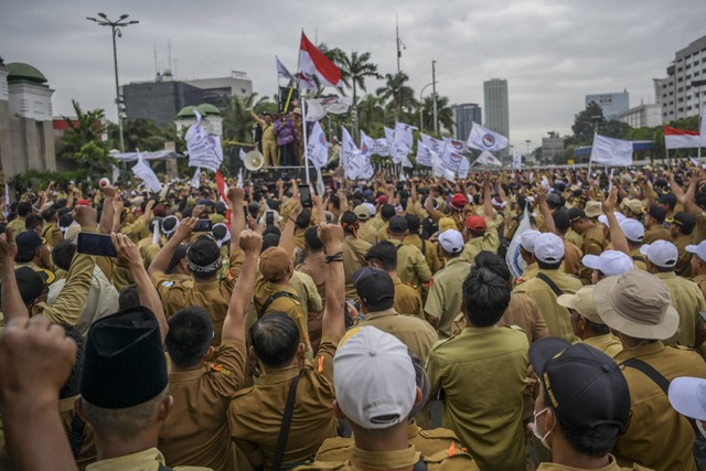 Massa dari Persatuan Perangkat Desa Indonesia (PPDI) melakukan unjuk rasa di depan Gedung DPR, Senayan, Jakarta, Rabu (25/1/2023).  Foto: Galih Pradipta/Antara Foto