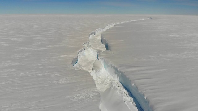 Gunung es antarktika pecah. Foto: British Antarctic Survey