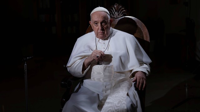 Paus Fransiskus berhenti sejenak saat wawancara dengan The Associated Press di Vatikan, Selasa (24/1/2023). Foto: Domenico Stinellis/AP Photo