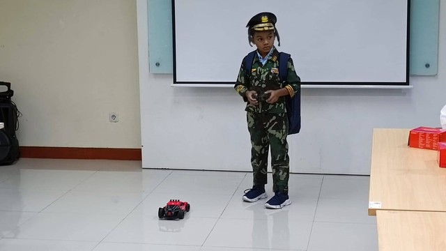 Nono, siswa SD asal NTT pemenang lomba sempoa tingkat dunia dan pialanya. Foto: Thomas Bosco/kumparan