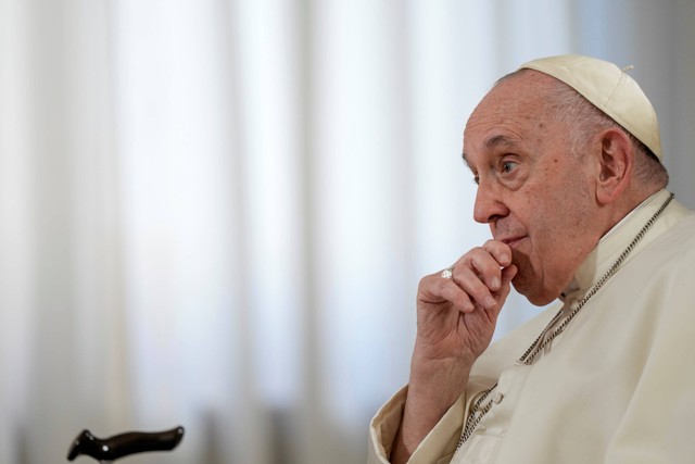 Paus Fransiskus berhenti sejenak saat wawancara dengan The Associated Press di Vatikan, Selasa (24/1/2023). Foto: Domenico Stinellis/AP Photo
