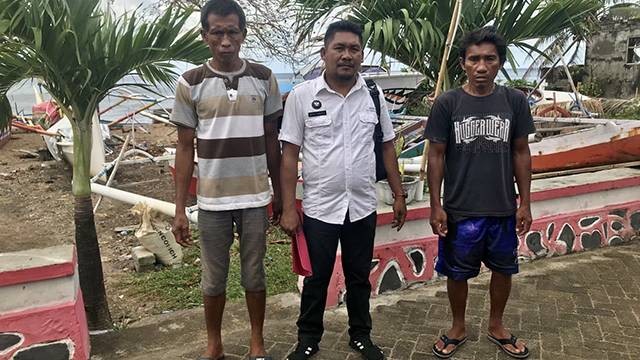 Kapitalau Desa Makalehi Induk, Stevenly Tatangindatu bersama dua nelayan asal Filipina yang hanyut ke perairan Pulau Makalehi, Kabupaten Kepulauan Sitaro.