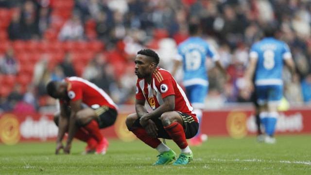 Kecewanya Jermain Defoe saat Sunderland harus terdegradasi. Foto: Lee Smith/Reuters