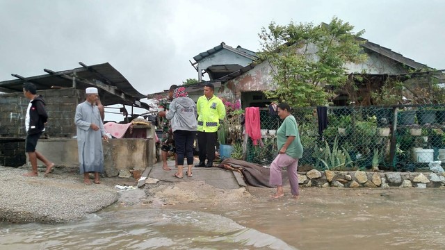 Pasang air laut disertai gelombang tinggi merendam rumah warga di Pamak Laut, Kecamatan Tebing, Kabupaten Karimun. Foto: Khairul S/kepripedia.com