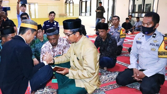 Prosesi ijab kabul seorang tahanan kasus narkoba di Masjid Nurul Ikhlas Polres Majene. Foto: Humas Polres Majene