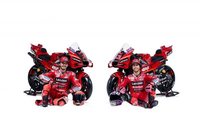 Francesco Bagnaia dan Enea Bastianini dengan motor Ducati Lenovo Team. Foto: MotoGP