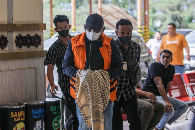 Penyidik KPK menggiring buronan Izil Azhar alias Ayah Merin saat tiba di Bandara Internasional Sultan Iskandar Muda (SIM) Aceh Besar, Aceh, Rabu (25/1/2023).  Foto: Khalis Surry/ANTARA FOTO