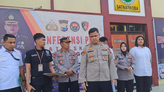 Konferensi pers kasus ibu beri kopi ke bayinya di Polres Gowa, Sulsel.  Foto: Dok. Istimewa