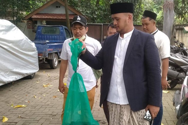 20 ular kobra dilempar ke rumah eks Gubernur Banten Wahidin Halim, Rabu (25/1).  Foto: Dok. Istimewa