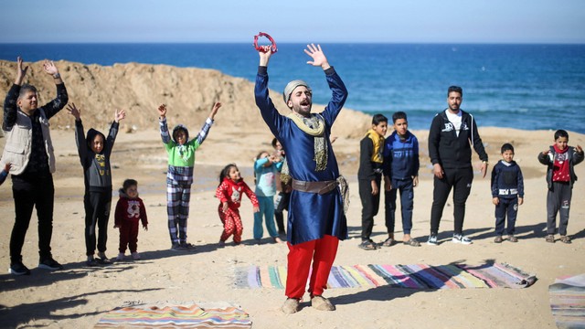 Seorang pria Palestina, Mohammed al-Amodi yang mengenakan kostum Ali Baba untuk menghibur anak-anak di Rafah di Jalur Gaza selatan 22 Januari 2023.  Foto: Ibraheem Abu Mustafa/REUTERS