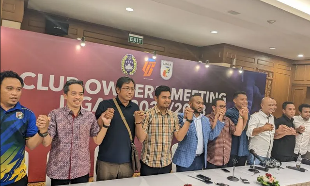 Perwakilan dari 15 klub yang sepakat Liga 2 Indonesia musim 2022-2023 dilanjutkan bergandengan tangan usai rapat pemilik klub (owners' meeting) dengan PSSI dan PT Liga Indonesia Baru (LIB) di Jakarta, Selasa (24/1/2023). Foto: ANTARA/Michael Siahaan