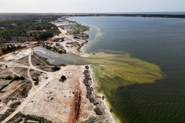 Sejumlah perahu terletak di tepi Danau Merah Muda (Lac Rose), yang berubah menjadi hijau setelah dilanda banjir, di Niaga, dekat Dakar, Senegal, 17 Januari 2023. Foto: Zohra Bensemra/REUTERS