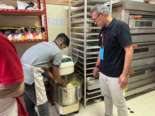 Tampak para WBP diajak melakukan praktek secara langsung dalam pembuatan roti dengan di dampingi oleh Chef Deny Panca, Rabu (25/01/2023) Pagi (Foto: Humas Lapas Narkotika Pamekasan)
