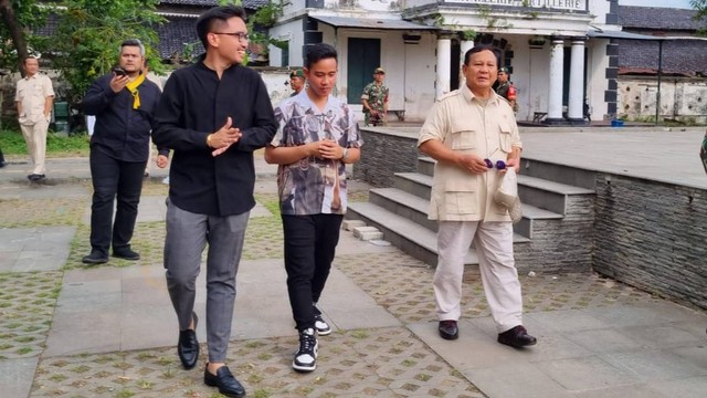 Menhan, Prabowo Subianto, didampingi Gibran Rakabuming Raka dan KGPAA Mangkunegara X berkeliling Pura Mangkunegara, Solo. FOTo: Fernando Fitusia