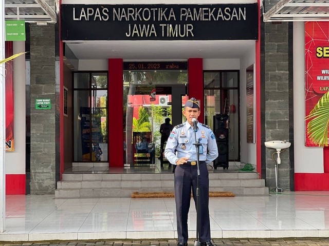 Plt Kalapas Narkotika Kelas IIA Pamekasan, Eddy Junaedi saat memberikan arahan, Rabu (25/01/2023) Pagi. (Foto: Humas Lapas Narkotika Pamekasan)
