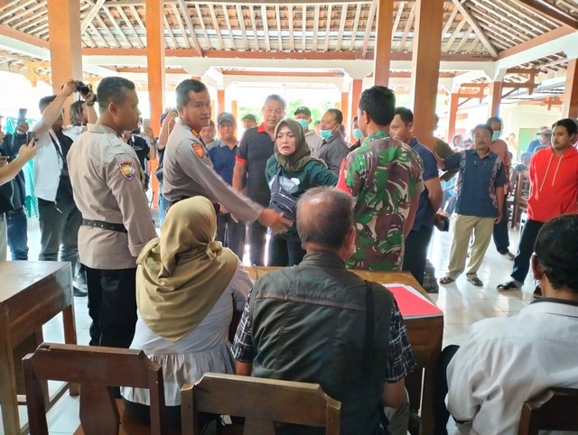 Warga yang mendemo dukuh di Gunungkidul agar mundur usai tuduh warga punya pesugihan. Foto: Tugu Jogja