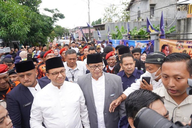 Anies Baswedan saat berkunjung di rumah Wahidin Halim. Foto: Instagram/@wh_wahidinhalim