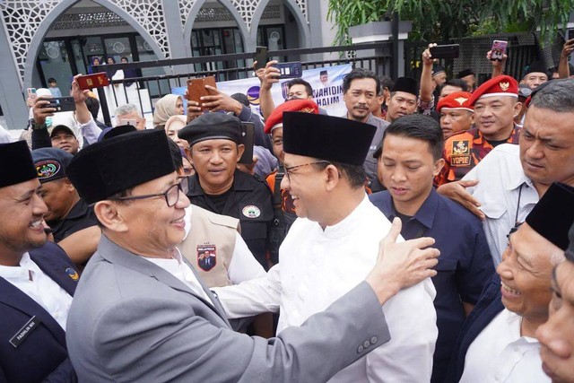 Anies Baswedan saat berkunjung di rumah Wahidin Halim. Foto: Instagram/@wh_wahidinhalim