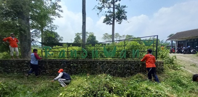 Dokumentasi KKN-P Umsida Kelompok 22 membangun kembali Wisata Kolam Renang Randuwana Desa Kertosari