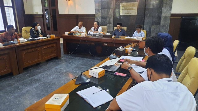 Warga Maguwoharjo dan Tegaltirto Sleman sampaikan keberatan soal rencana penutupan perlintasan KA Bandara Adisutjipto, Rabu (25/1/2023). Foto: Maria Wulan/Tugu Jogja