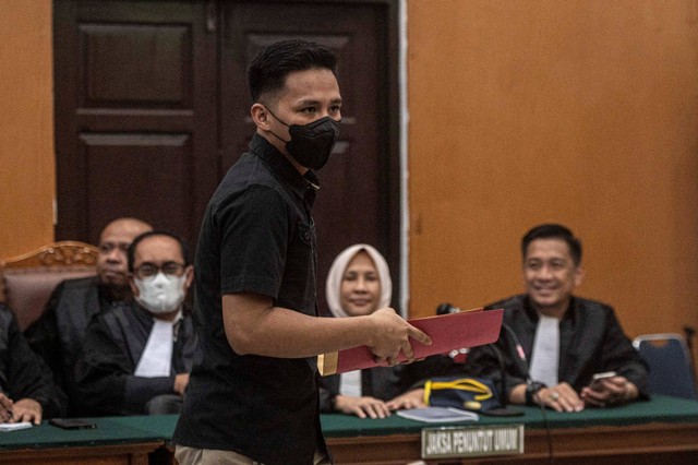 Terdakwa kasus pembunuhan berencana Brigadir Yosua Hutabarat, Richard Eliezer alias Bharada E, tiba untuk menjalani sidang dengan agenda pembacaan pledoi di Pengadilan Negeri Jakarta Selatan, Jakarta, Rabu (25/1/2023). Foto: Aprillio Akbar/ANTARA FOTO