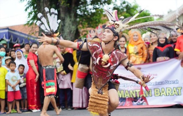 Ilustrasi budaya Indonesia yang beragam (Sumber: https://www.shutterstock.com/id/image-photo/participants-west-kalimantan-province-took-part-1666789153)