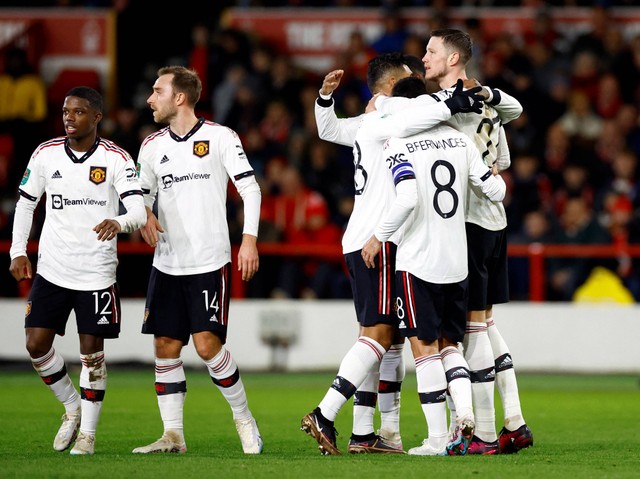 Wout Weghorst dari Manchester United mencetak gol kedua mereka saat pertandingan di The City Ground, Nottingham, Inggris. Foto: Peter Cziborra/Reuters