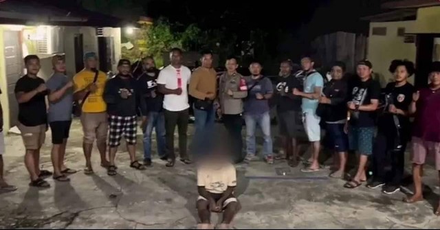 AT pelaku yang menyiram pertalite ke tubuh wanita yang dibakar hidup-hidup di Sorong ditangkap Tim Gabungan Polresta Sorong Kota, Rabu malam (25/1), foto: Istimewa