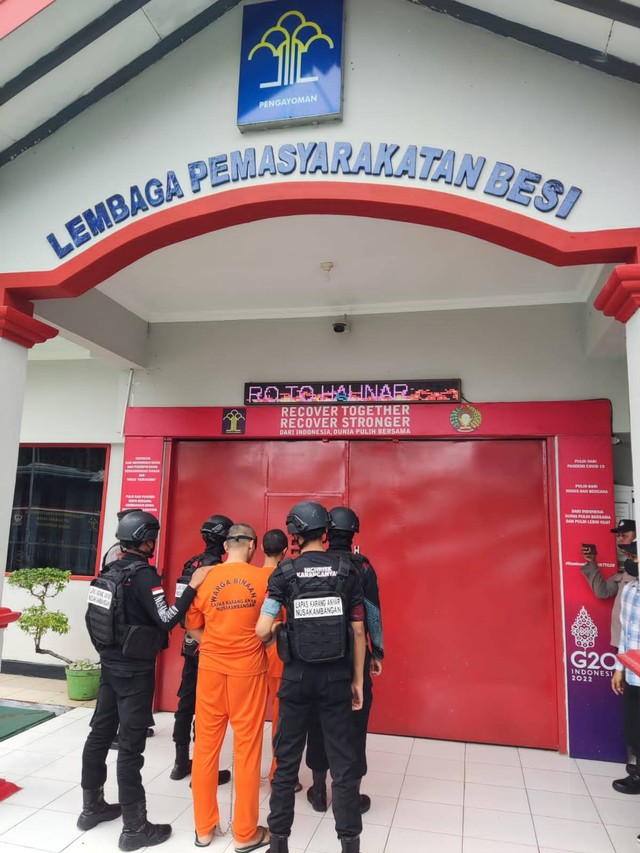 Penuhi Syarat, Lapas Karanganyar Pindahkan 2 Napiter Ke Lapas Besi Nusakambangan (1)