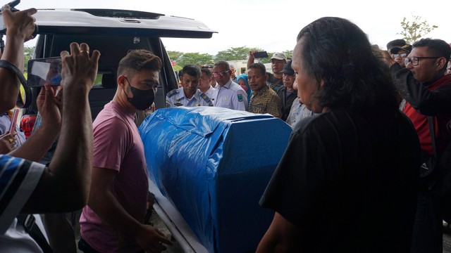 Petugas mengangkat peti jenazah korban isu penculikan anak di kargo bandara DEO Kota Sorong, Papua Barat Daya, Rabu (25/1/2023). 