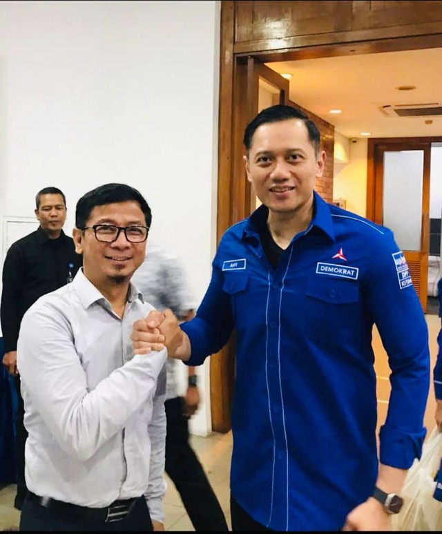 Eks Wasekjen Gerindra, Sang Alang bersama Ketua Umum Partai Demokrat Agus Harimurti Yudhoyono di Kantor DPP Partai Demokrat. Foto: Dok. Istimewa