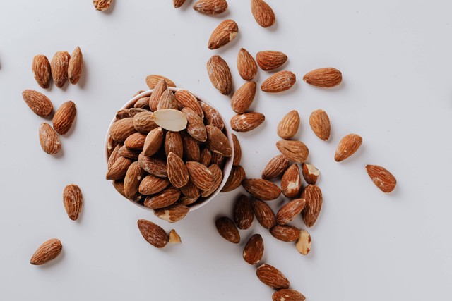 Ilustrasi kacang almond merupakan salah satu ASI booster alami yang bisa dikonsumsi ibu menyusui. Foto: Pexels